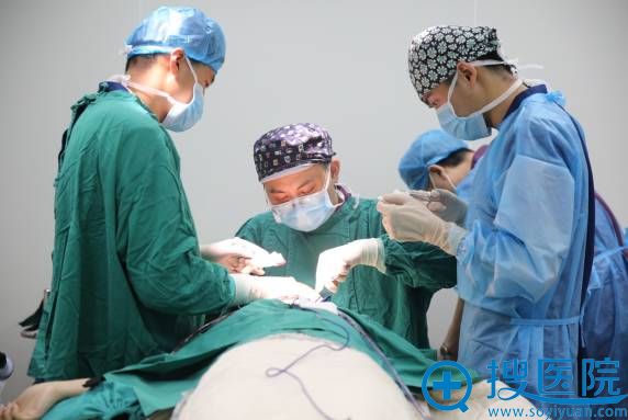 宁波薇琳医美刘波教授假体隆鼻手术中