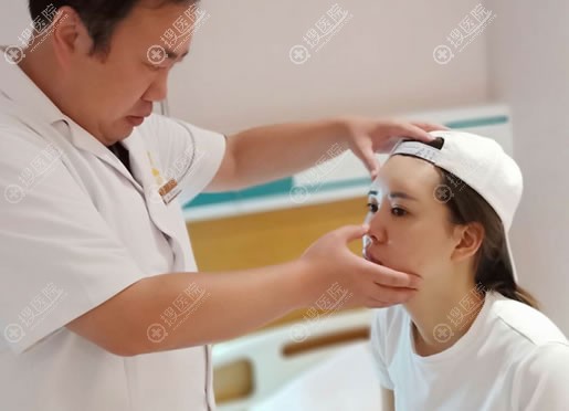在北京玲珑梵宫一次性做完眼综合鼻综合面部线雕15天后的变化