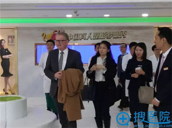 宝俪总裁参观广州华美整形医院