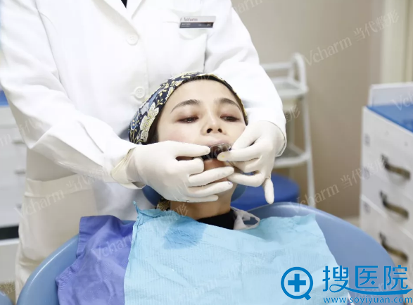 牙齿美学修复的粘贴操作过程