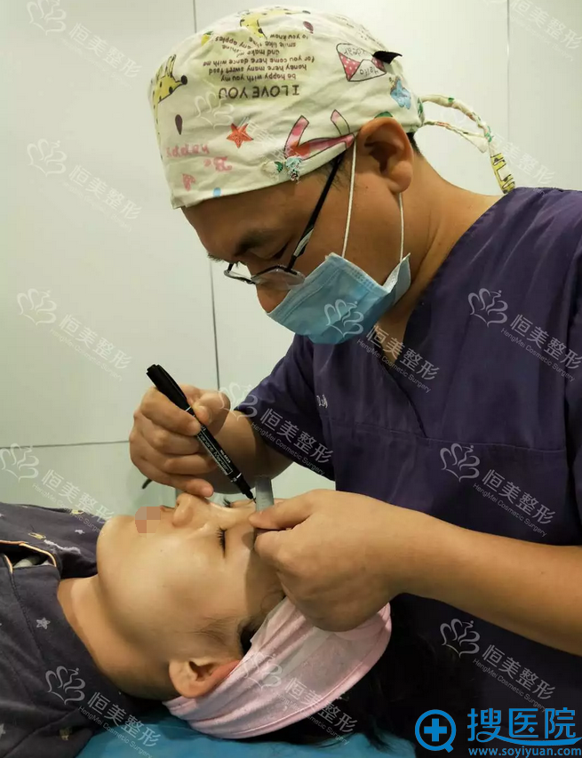 医生进行隆鼻手术