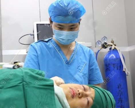 北京东方和谐王自谦吸脂手术过程
